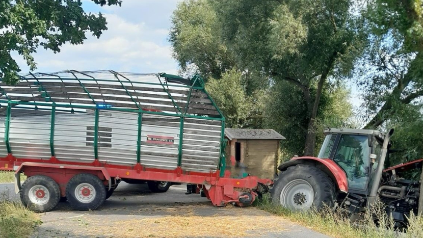 Traktor s návěsem havaroval v Tušovicích, narazil do stromu