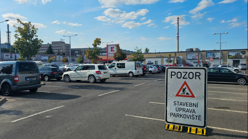 Dostupnost parkování pro osoby se zdravotním postižením: Obavy i ujištění od obchodních řetězců