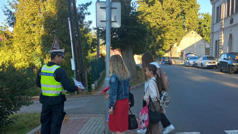 Policisté dohlížejí na bezpečnost dětí poblíž škol