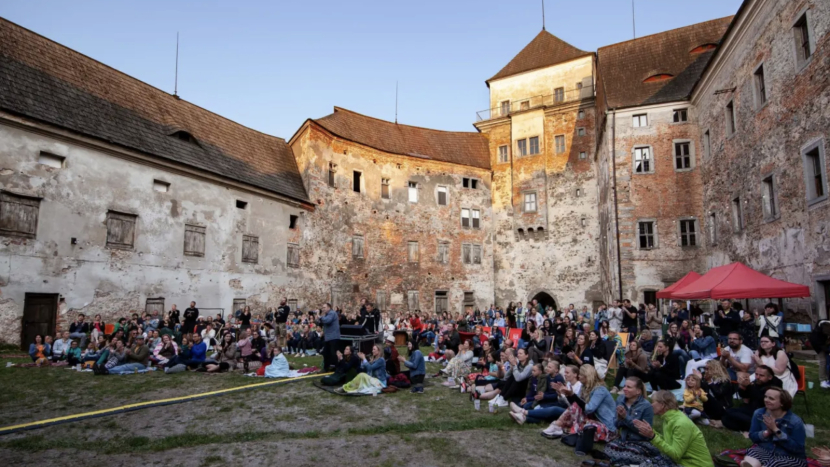 Hrozí zřícení Malého paláce rožmitálského zámku. Pomozte prostřednictvím sbírky zachránit zeď