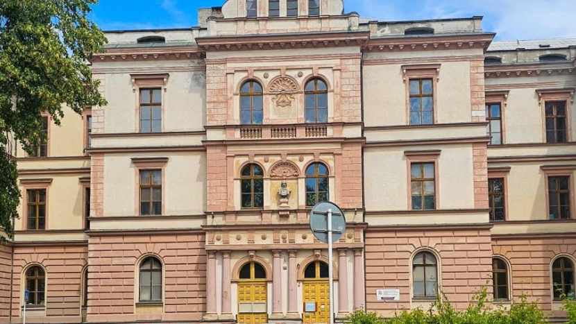 Oprava a rozšíření: Kraj chce odkoupit historickou budovu bývalé měšťanské školy v Příbrami