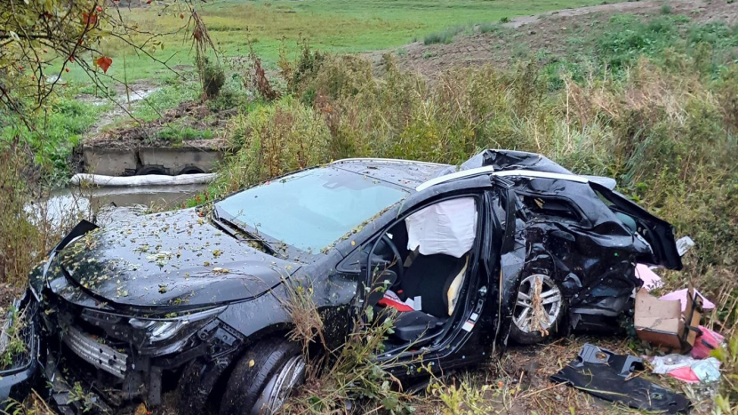 Nehody na D4: auto narazilo do stromu, další řidič nezvládl aquaplaning