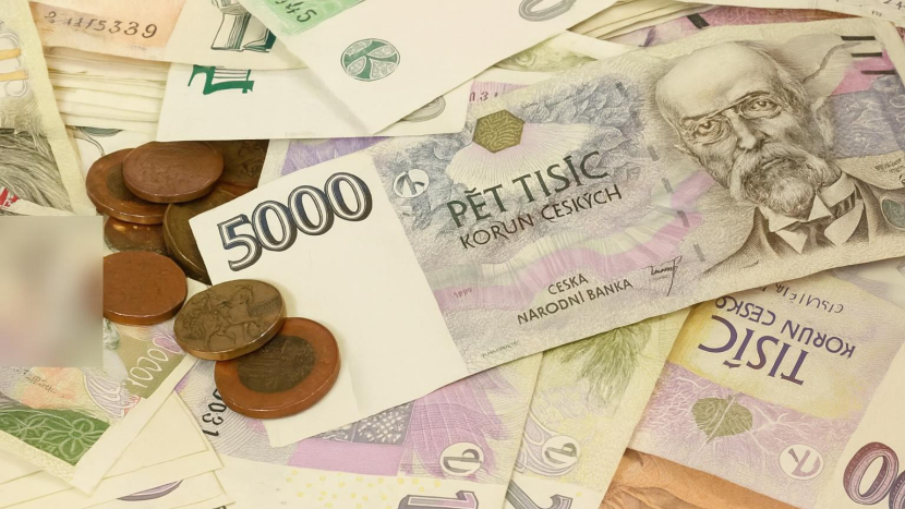 Česká koruna je letos rekordně silná. Pro dovolenou dobrá zpráva, pro exportéry horší
