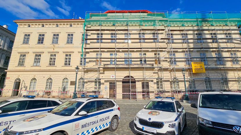 Oprava střechy bývalých Rudných dolů v Příbrami pokračuje. Lešení zůstane až do zimy