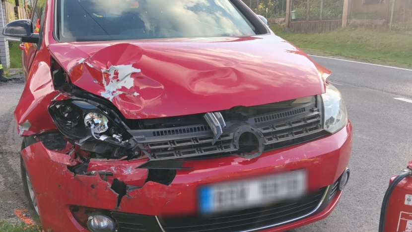 V Bohutíně narazilo auto do domu a poté do zaparkované škodovky