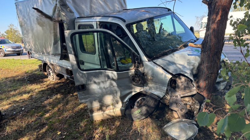 Na D4 narazil nákladní vůz do svodidel a skončil ve stromě