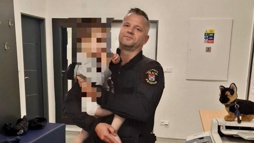 Strážníci v Příbrami pomohli malému dítěti v ohrožení
