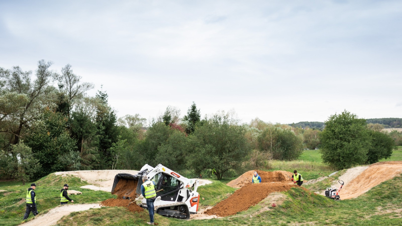 Zaměstnanci Doosan Bobcat pomáhají během komunitních dnů dobrovolnictvím v Dobříši i po celém světě