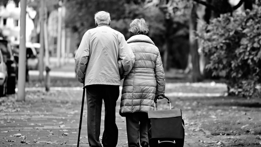 Mezinárodní den seniorů: připomínka úcty i varování před podvodníky