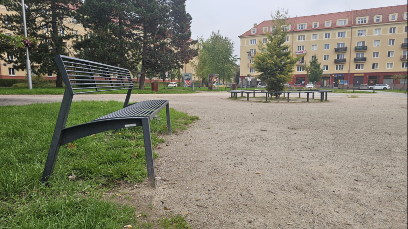 Rekonstrukce cest na náměstí 17. listopadu: mlat nahradí kamenná dlažba