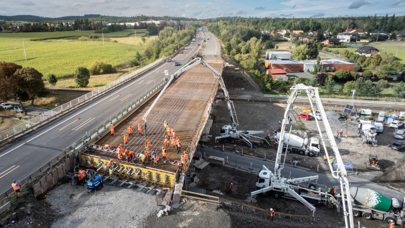 První polovina mostu na D4 u Staré Hutě se otevře ještě v říjnu