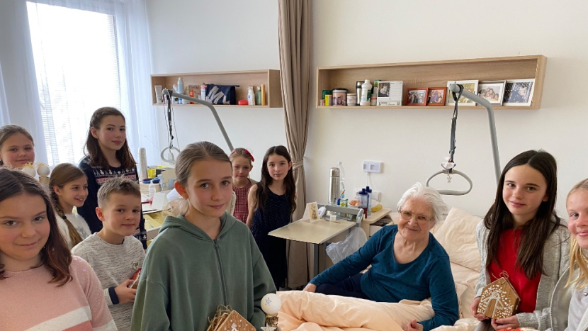 Děti ze ZŠ Nečín pravidelně rozdávají radost seniorům v Příbrami i v Praze