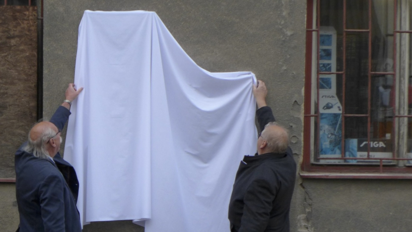 Slavnostní odhalení tří pamětních desek v Sedlčanech připomnělo hrdiny i významné osobnosti města
