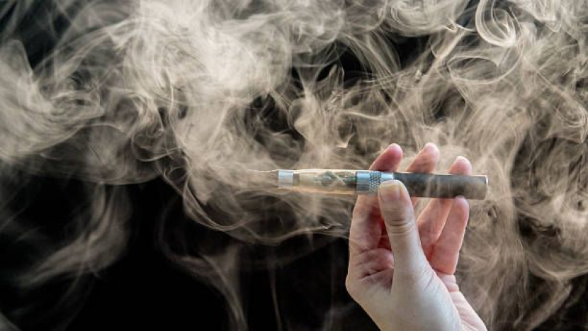 Pufíky a mladí: Elektronické cigarety se šíří rychleji než informace o rizicích