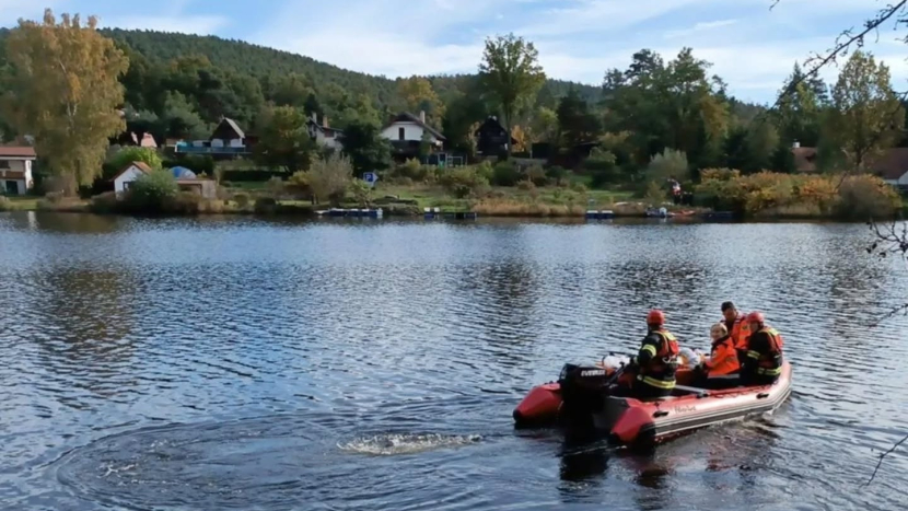 Hasiči zachraňovali člověka po pádu ze skály. Museli k němu na člunu