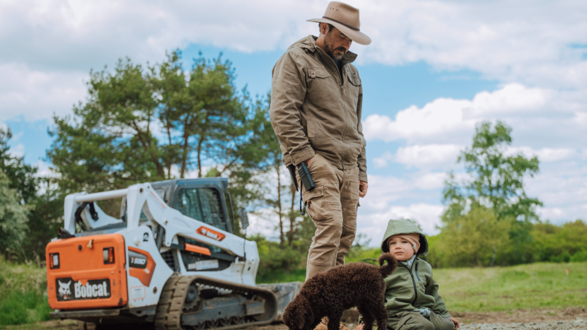 Bobcat pomáhá uskutečnit životní sen Vojty Kotka – buduje biofarmu v přímém přenosu