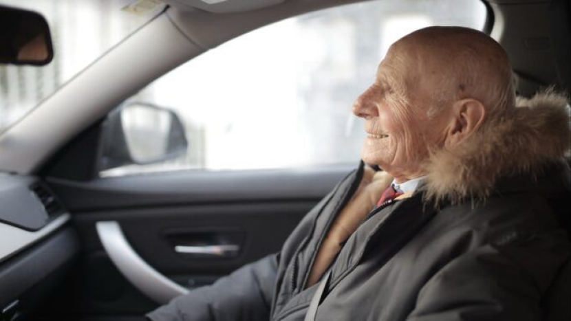 Změna pro seniory za volantem. Lékařské prohlídky až od 70 let