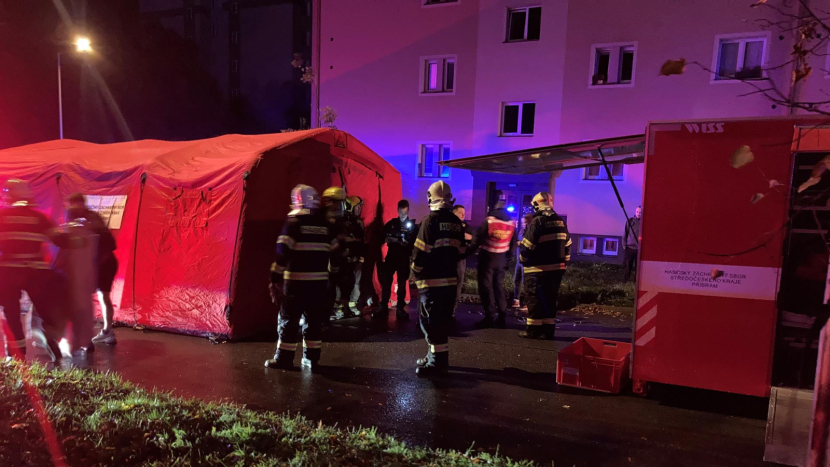 /AKTUALIZACE/ Noční drama v Příbrami: Požár elektrokoloběžky zapříčinil evakuaci desítek lidí z bytovky