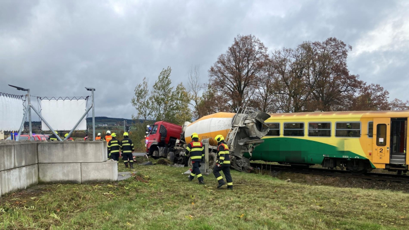 Drážní hasiči vrátili na koleje vykolejený vlak v Hudčicích, provoz dál stojí