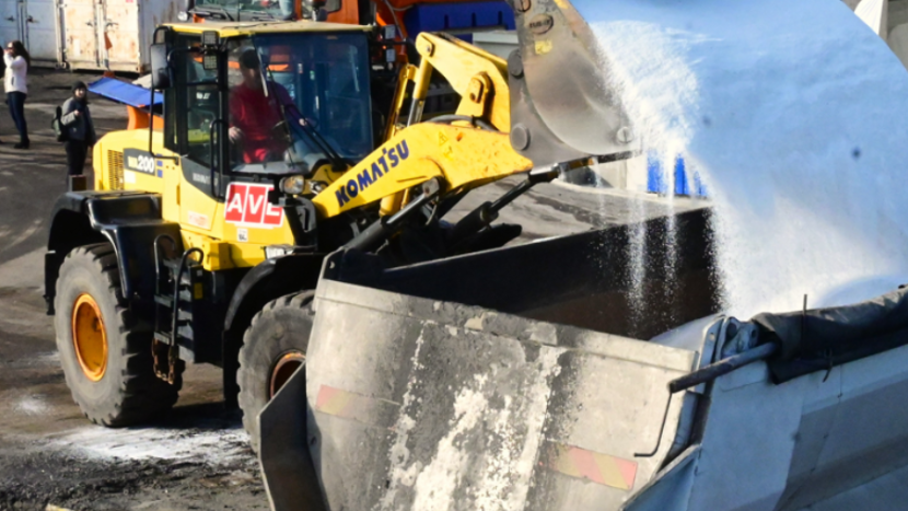 Krajský úřad: Ve skladech jsou desítky tisíc tun soli i inertního posypu. Do terénu mohou vyjet více než dvě stovky sypačů