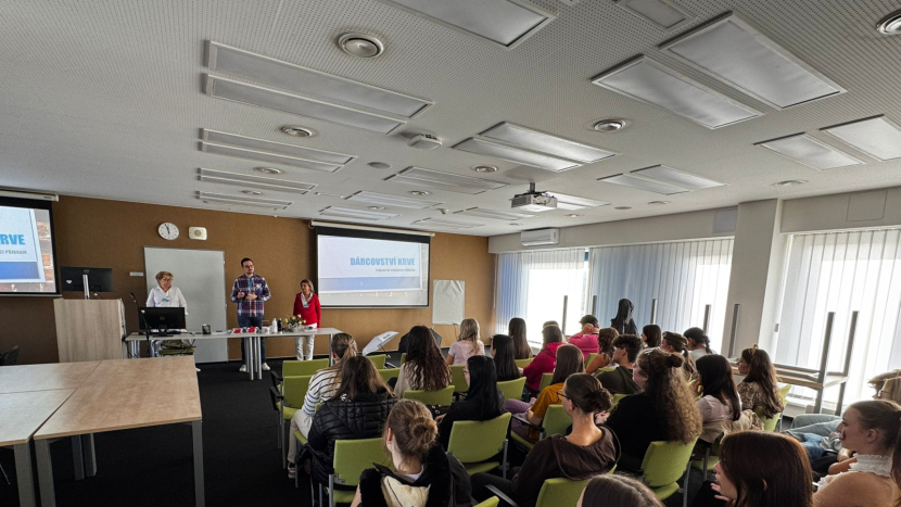 Studenti z příbramské obchodní akademie se zapojili do osvěty o dárcovství krve. Přednáška motivuje k prvnímu odběru