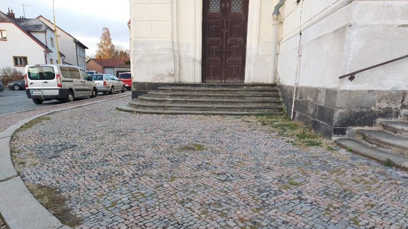 Oprava chodníku kolem kostela sv. Vojtěcha začne už v příštím týdnu