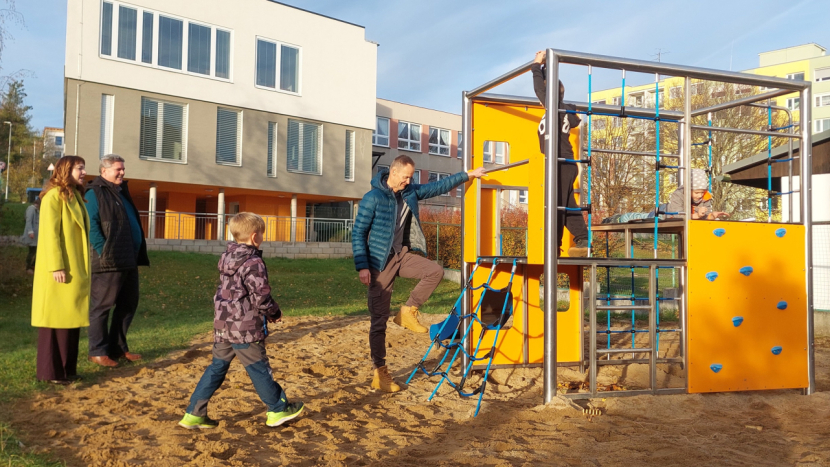 Hřiště pod 5. mateřskou školou v Dobříši má novou tvář: děti se mohou těšit na moderní herní sestavu