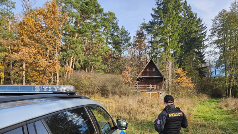 Policie kontroluje chaty: prevence proti zimním vloupáním