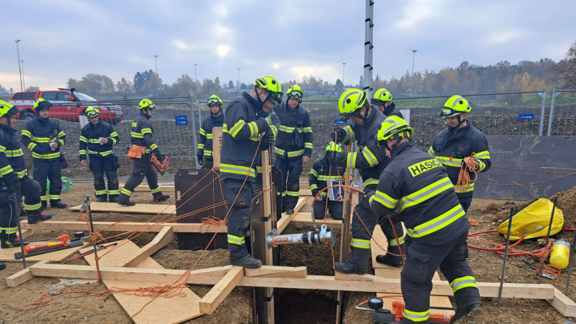 Hasiči z Příbrami cvičili pažení výkopů