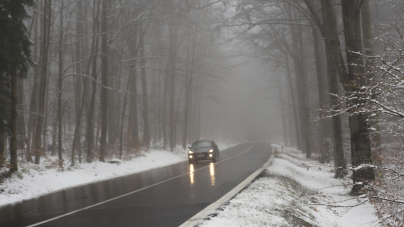 Brdy zasypal první sníh. Na silnici na Plzeň vyjely první sypače