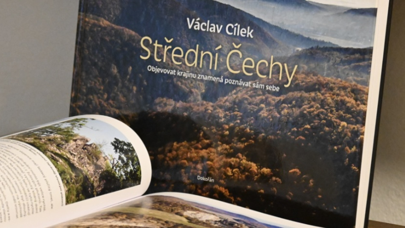 Krajina, která učí i zrcadlí. Nová kniha o středních Čechách vede od starohor k dnešku i k sobě samým