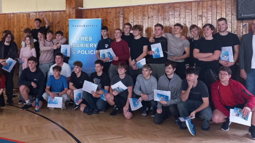 Studenti pomáhají Amálce: Přes bariéry s policií podporují bionickou ruku