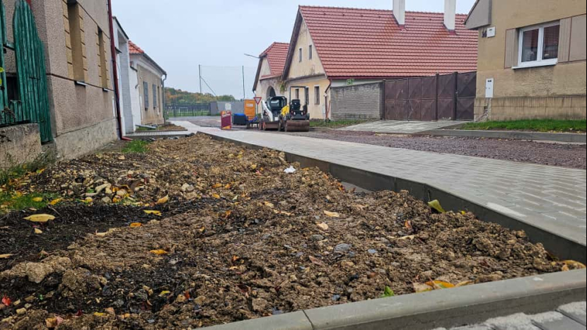 Bezpečněji pěšky: Pičín investuje do nových chodníků