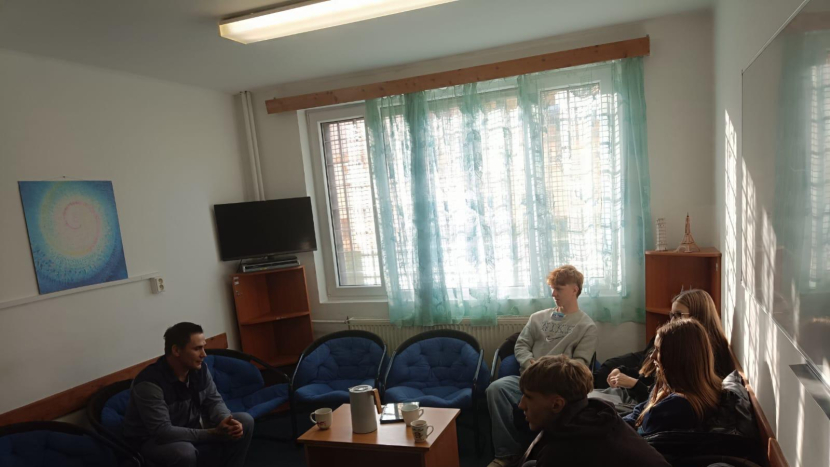 Věznice Příbram pomáhá dětem vyhrát včas: nový projekt varuje před nebezpečím hazardu