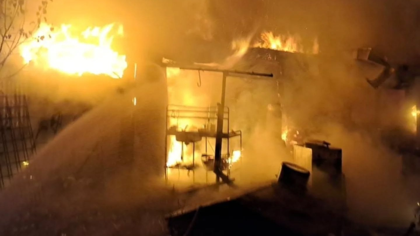 Hasiči museli z hořící dílny vynášet propanbutanové lahve