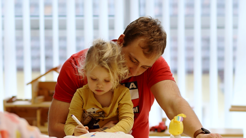 Nemocné děti dostaly Kiwanis panenky. „Dám si ji do postele,“ sdělila malá pacientka