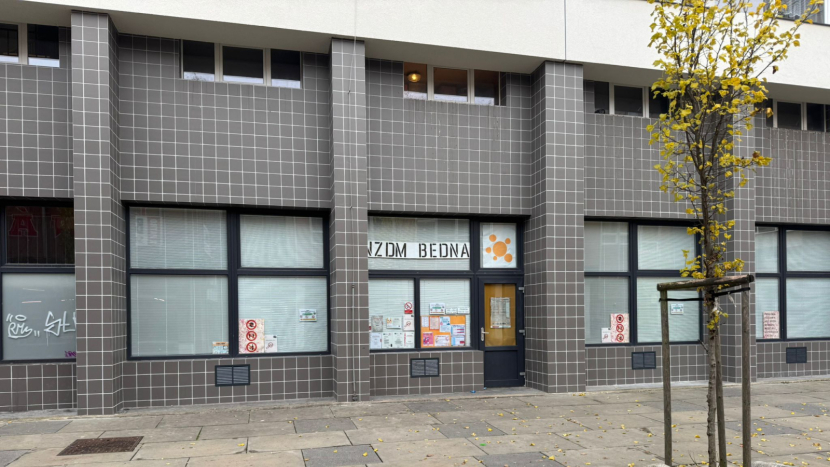 Z druhé strany lavičky: Bedna není volnočasovka. Je to záchytný bod