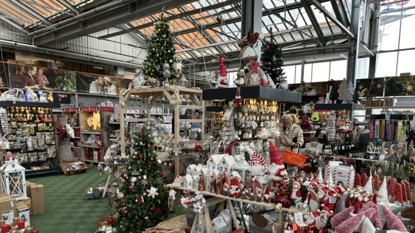 V OBI zakoupíte nejen vánoční stromky, ale i největší sortiment vánočních dekorací