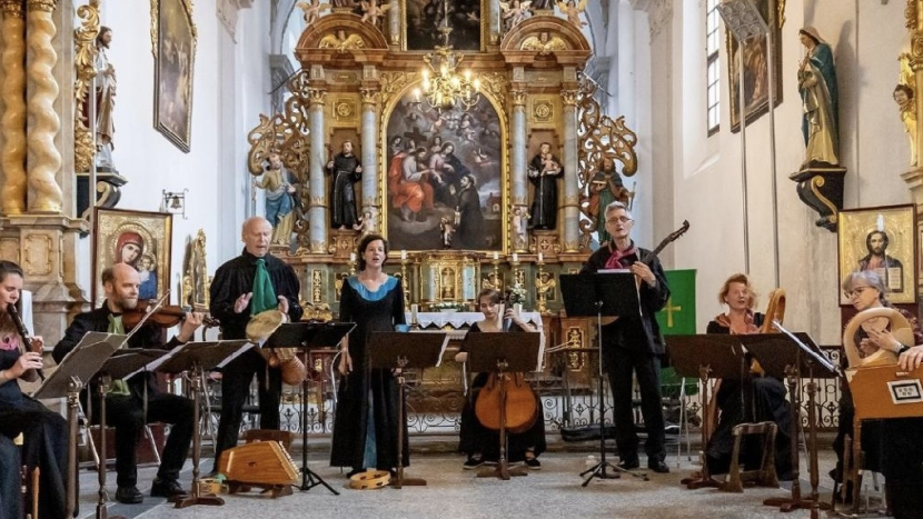 Adventní čas v Rožmitále nabízí bazárek, koncerty i mikulášskou nadílku