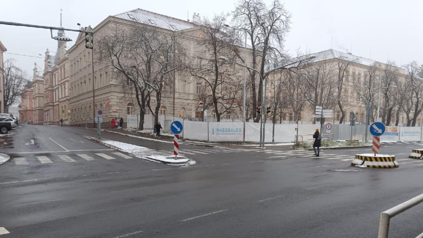 Stavba v Jiráskových sadech uzavře vjezd do ulice Gen. R. Tesaříka