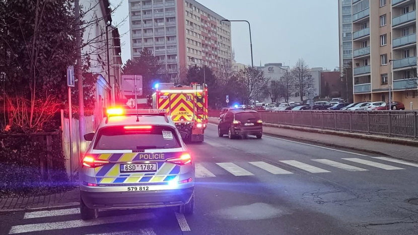 Nepříjemný budíček zažili obyvatelé Březnické ulice, zasahovali tam záchranáři a hasiči museli evakuovat