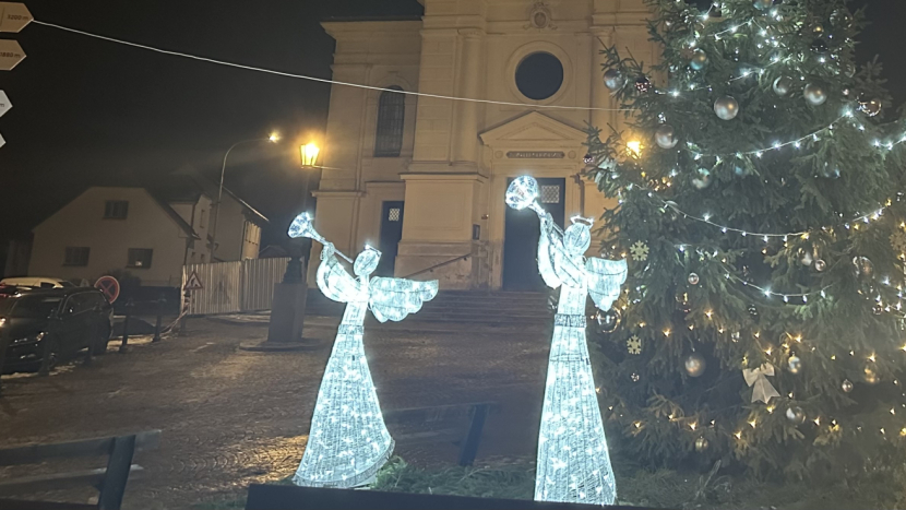 Vandalismus v Příbrami: Zničené i ukradené adventní dekorace, světelný beránek za 40 tisíc je pryč