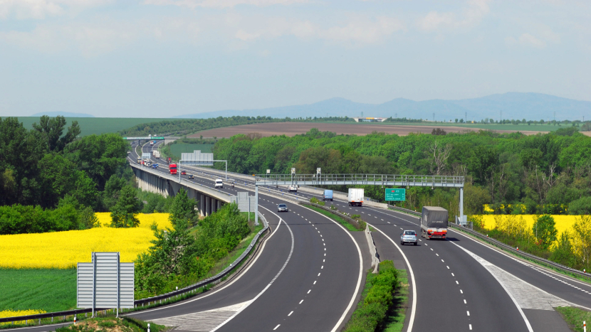 Nové dálnice v roce 2026: ŘSD otevře desítky kilometrů. Příbram na svůj obchvat zatím čeká