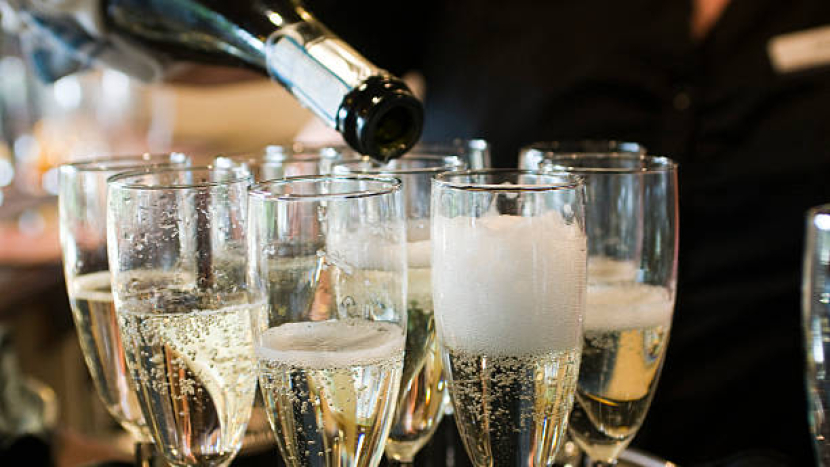 Čím si připíjíme na Silvestra a Vánoce: prosecco, šampaňské nebo český sekt?