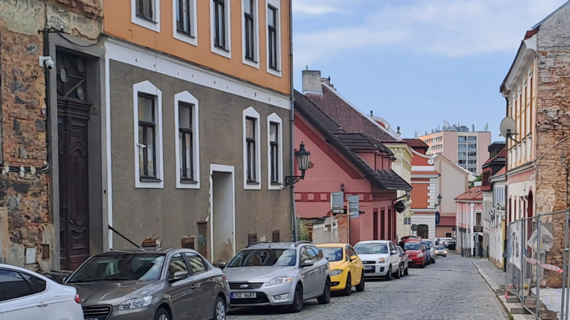 Dopravní omezení v Příbrami: Dlouhá ulice bude v úterý uzavřena kvůli jeřábu
