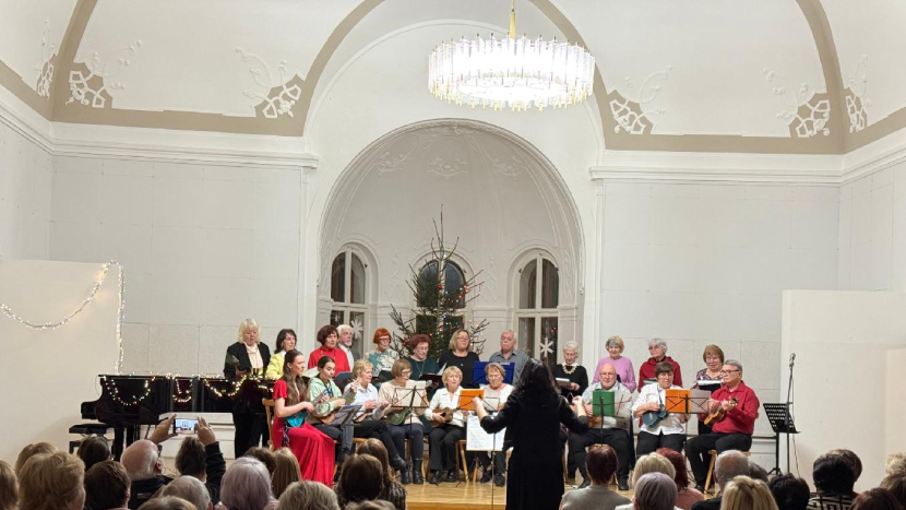 Adventní koncert FIT SENIOR přilákal do auly přes stovku návštěvníků