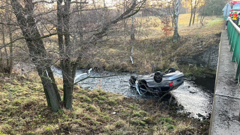 Po nehodě skončilo auto na střeše v potoce