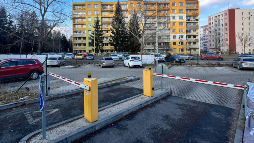 Příbram zpřísňuje parkování. Modré zóny nově i o víkendech, řešením může být soukromé místo