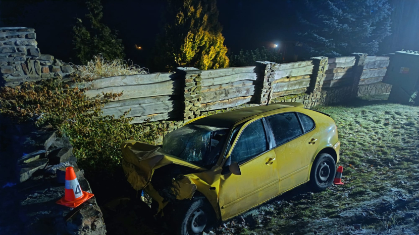 Řidič nezvládl jízdu a ve vysoké rychlosti vylétl z vozovky