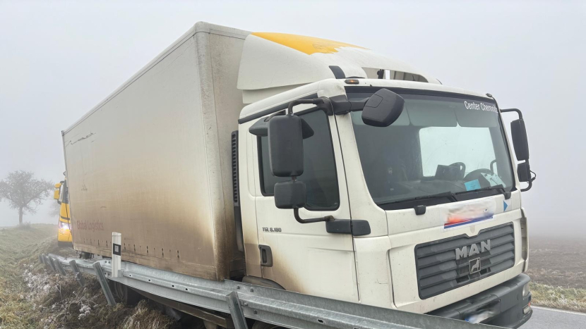 Nákladní vůz sjel do svodidel a uvízl na krajnici